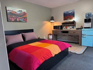 In-room safe, iron/ironing board, free WiFi - The Big Red Barn (Whitehorse)