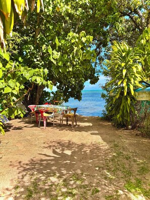 Outdoor dining - FARE AIMEHO Fully equipped bungalow. An Authentic Stay in the ❤️ of Polynesia (Moorea-Maiao)