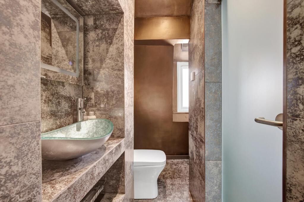 Regadera, amenidades de baño gratuitas, secadora de cabello, toallas 
