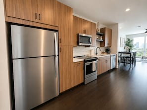 Private kitchen - Midtown Atlanta Luxury with Pool, Gym & Skyline Views (Atlanta)