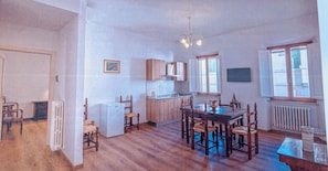 Dining - Awesome 4-bedroom apartment with AC in Castiglione del Lago (Castiglione del Lago)