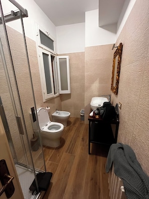 Hair dryer, towels, soap, toilet paper - Awesome 4-bedroom apartment with AC in Castiglione del Lago (Castiglione del Lago)