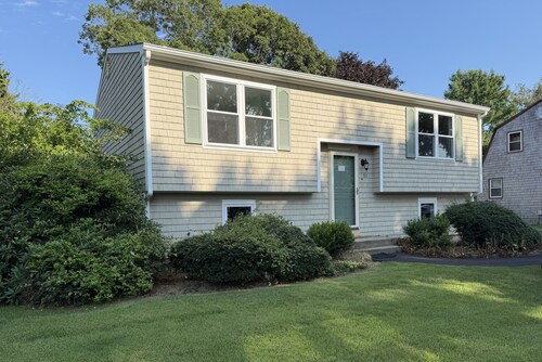 Gorgeous Renovated Retreat - Four Bedroom House with AC in Charming Narragansett