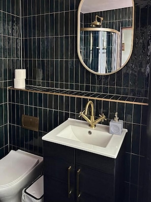 Double Room, City View | Bathroom