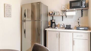 Coffee/tea maker, fridge, microwave, stovetop