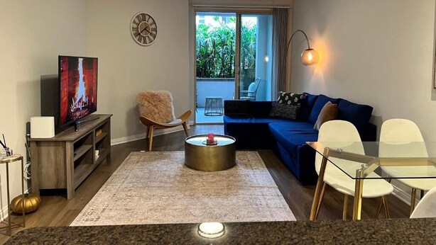 A living room with a television, sofa, coffee table, and chairs. - Spacious 1bdrm apartment 10 mins to Cedars-Sinai by car FREE Parking, King bed (Los Angeles)