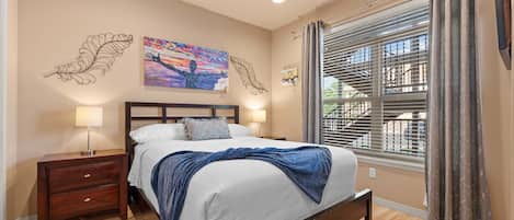 Condo, varias camas (Smirnoff Pointe) | 2 habitaciones, decoración personalizada y muebles diferentes