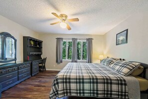 5 habitaciones, escritorio y espacio para trabajar con laptop 