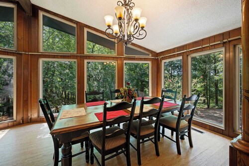 Hilltop Lodge - For 27 Guests!