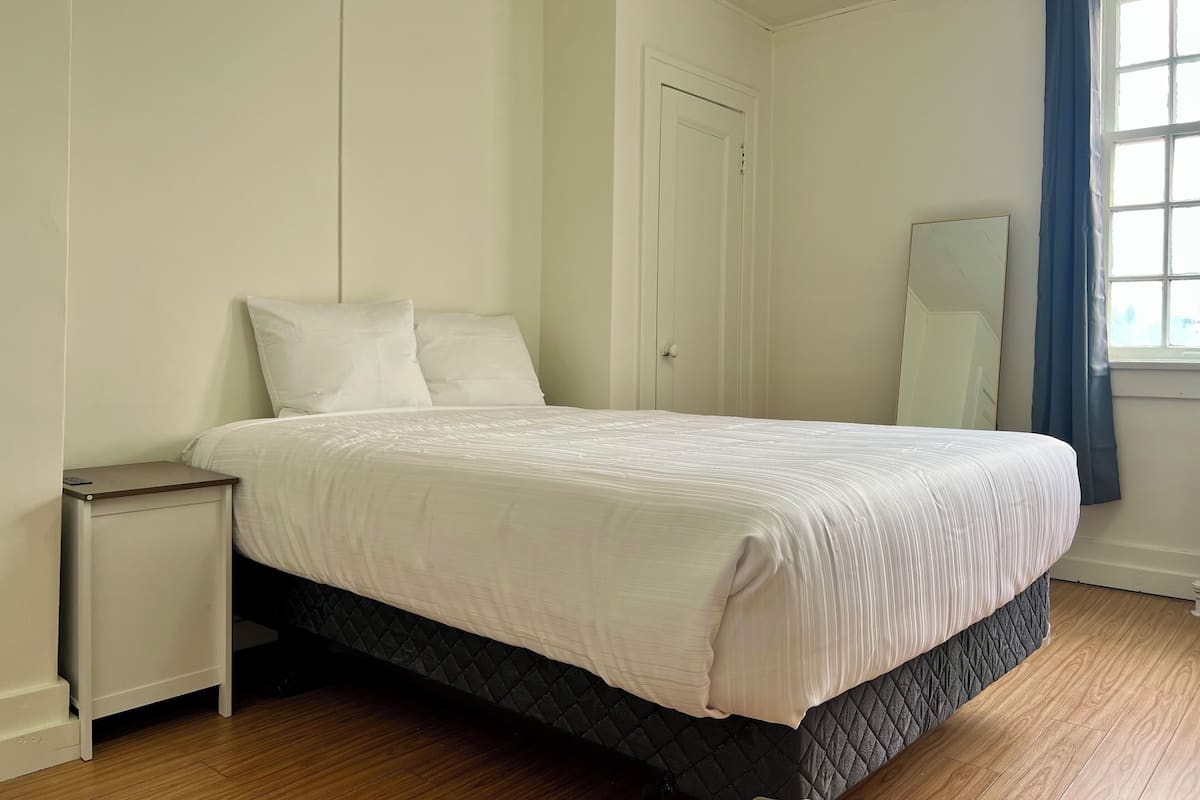 Room, 1 Queen Bed, Mountain View | Iron/ironing board (on request), WiFi (free)