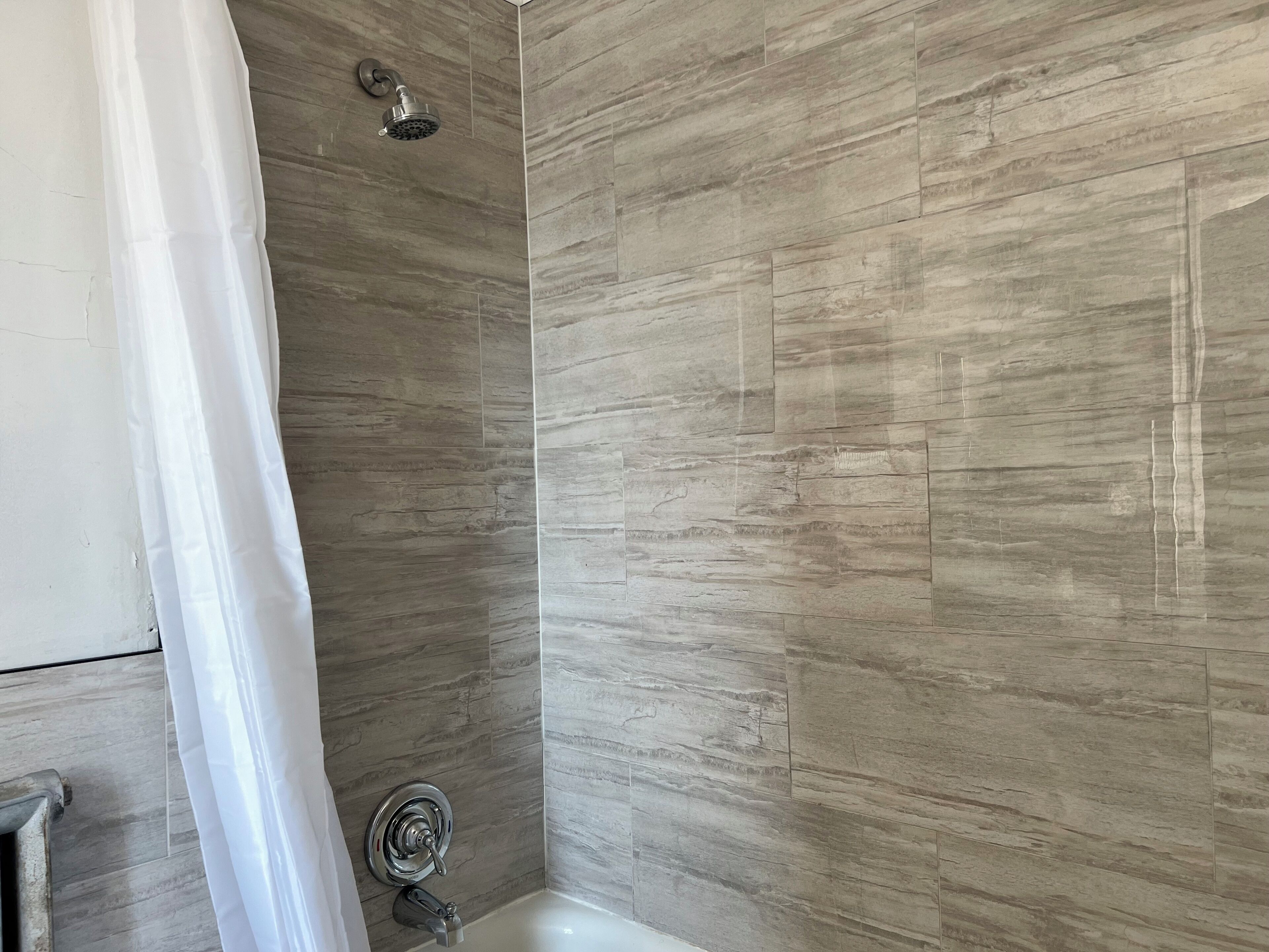 Habitación, 1 cama de matrimonio, baño privado, vistas a la montaña | Baño | Artículos de higiene personal gratuitos, secador de pelo y toallas
