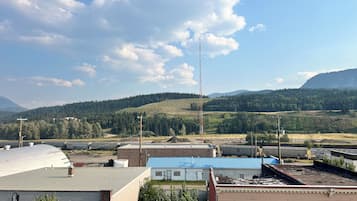 Habitación, 1 cama de matrimonio, baño privado, vistas a la montaña | Vistas desde el alojamiento