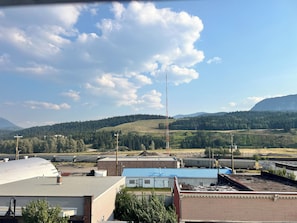 Chambre, 1 grand lit, salle de bains privée, vue montagne | Vue depuis l’hébergement