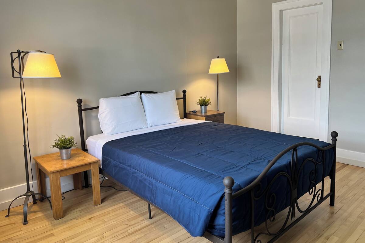 Room, 1 Queen Bed, Private Bathroom, Mountain View | Iron/ironing board (on request), WiFi (free)