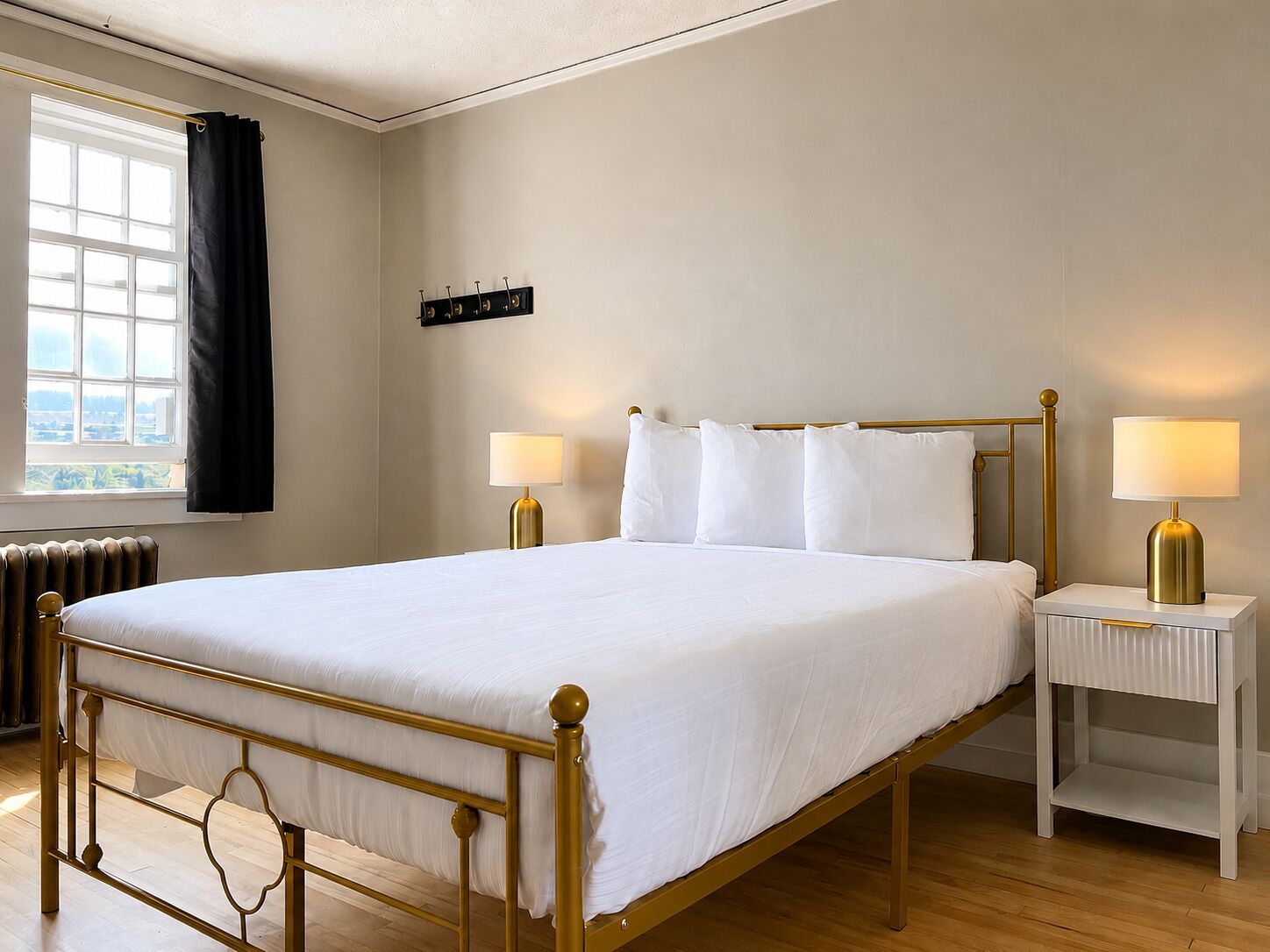 Room, 1 Queen Bed, Private Bathroom, Mountain View | Iron/ironing board (on request), WiFi (free), individually decorated