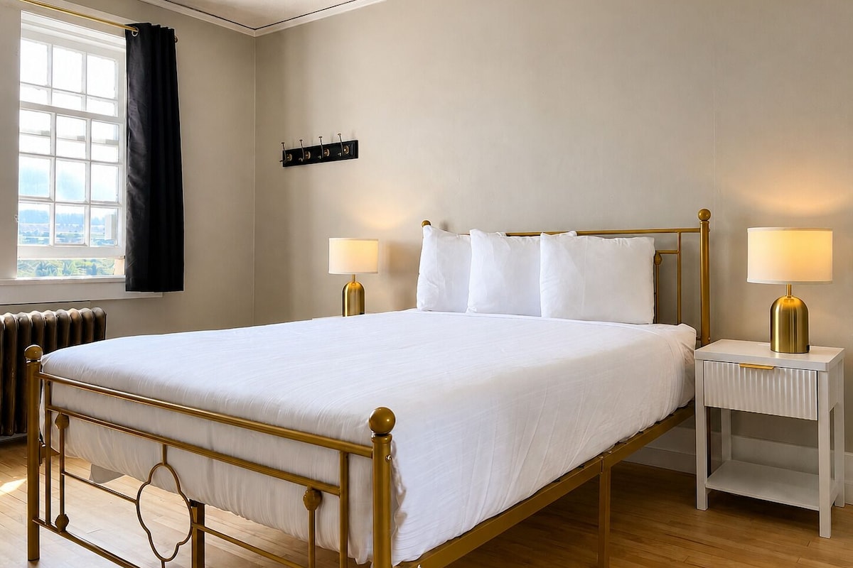 Room, 1 Queen Bed, Private Bathroom, Mountain View | Iron/ironing board (on request), WiFi (free), individually decorated