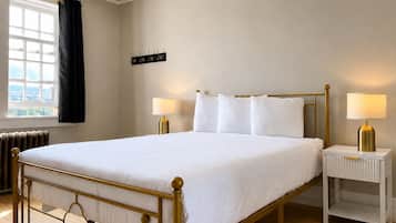 Room, 1 Queen Bed, Private Bathroom, Mountain View | Iron/ironing board (on request), WiFi (free), individually decorated