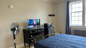 Habitación, 1 cama de matrimonio, baño privado, vistas a la montaña | Tabla de planchar con plancha, wifi gratis, decoración individual