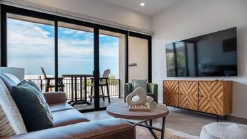 Deluxe Condo, 2 Bedrooms, City View, Ground Floor | Living area