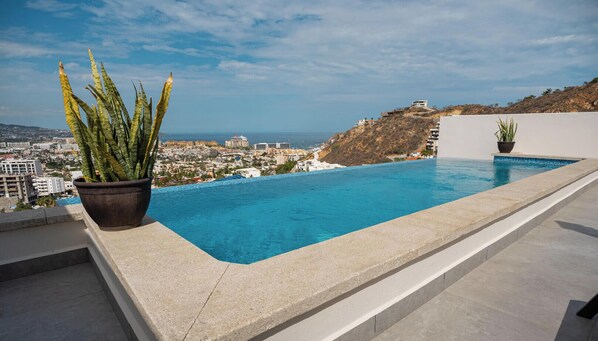 Outdoor pool, pool umbrellas, pool loungers - Palma Blanca (Cabo San Lucas)