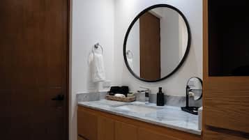 Deluxe Condo, 2 Bedrooms, City View, Ground Floor | Bathroom | Shower, hair dryer, towels, soap