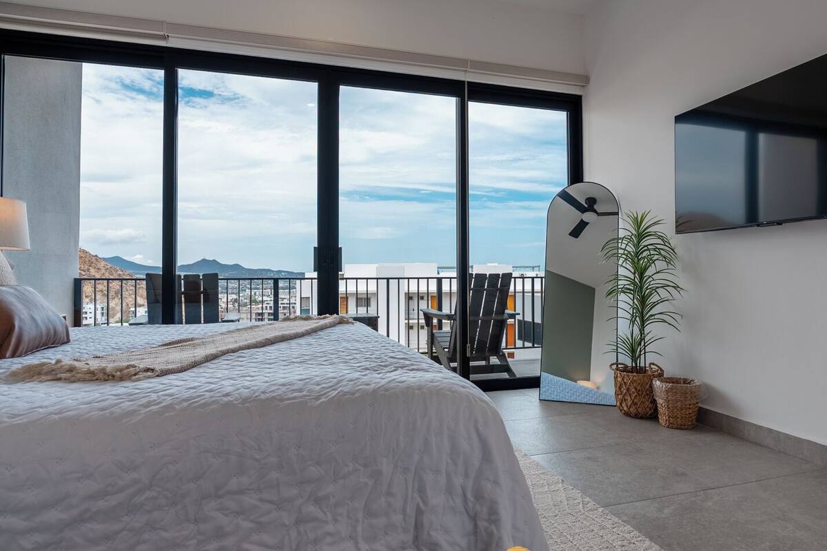 Deluxe Condo, 2 Bedrooms, Balcony, City View