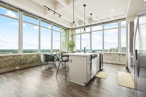 Private kitchen - Downtown 2BR w/ City Views (Atlanta)