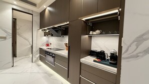 Eine moderne Küche mit integrierten Geräten, einer Marmorarbeitsplatte und einem eleganten Design.