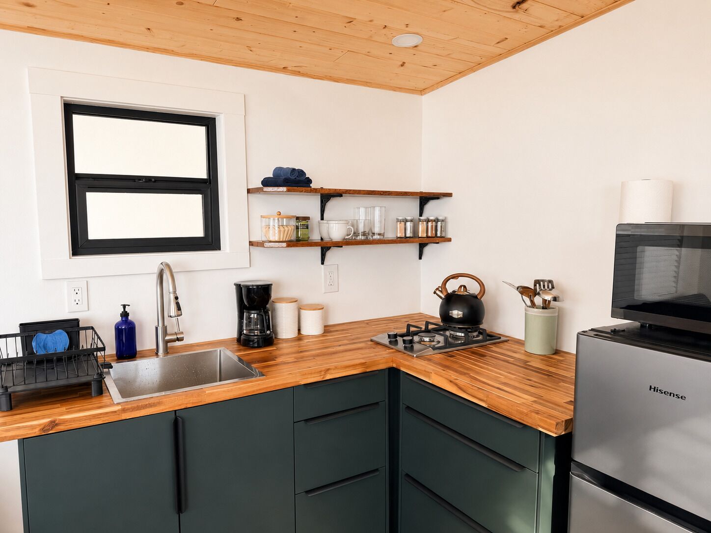 Coffee/tea maker, fridge, microwave, stovetop