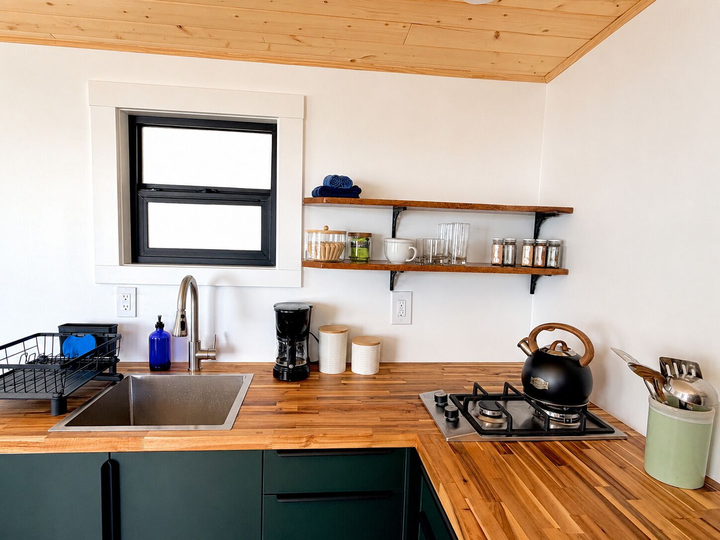 Coffee/tea maker, fridge, microwave, stovetop