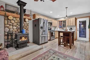 Private kitchen - Clear Creek Getaway - Cozy Cabin Near Lake Almanor (Westwood)
