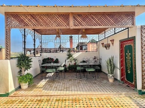 Outdoor dining - Riad Dar Bouzoubaa Rooftop Apartment with Views of the Medina, Fes (Fes)