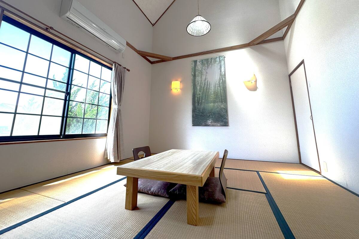 Habitació d'estil japonès | Bany | Combinació de dutxa i banyera, assecador de cabells i sabatilles 