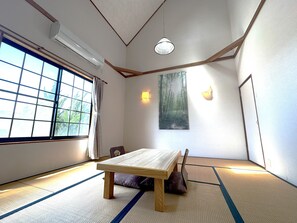 Habitació d'estil japonès | Bany | Combinació de dutxa i banyera, assecador de cabells i sabatilles 