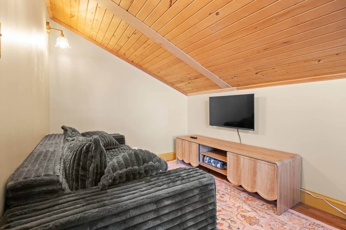 TV, fireplace