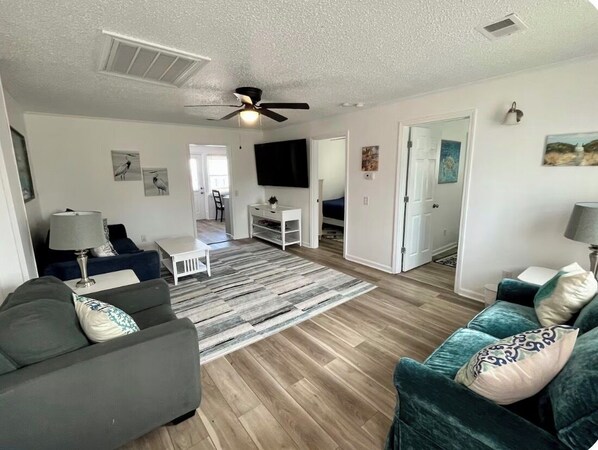 Living area - Perfect 2-bedroom unit 5 min walk to beach in Kill Devil Hills, Pet friendly (Kill Devil Hills)