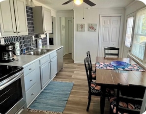 Private kitchen - Perfect 2-bedroom unit 5 min walk to beach in Kill Devil Hills, Pet friendly (Kill Devil Hills)