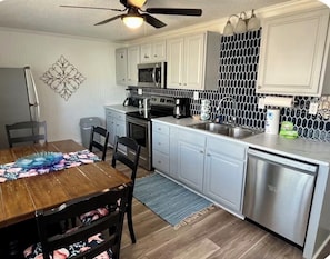 Private kitchen - Perfect 2-bedroom unit 5 min walk to beach in Kill Devil Hills, Pet friendly (Kill Devil Hills)