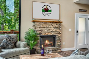 Interior - THE VIEW STEALS THE SHOW • Shell We Fish • Private Hot Tub • Lake Taneycomo • Sleeps 10 (Branson)