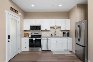 Coffee/tea maker, fridge, microwave, oven