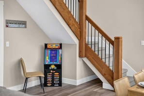 Interior - THE VIEW STEALS THE SHOW • Shell We Fish • Private Hot Tub • Lake Taneycomo • Sleeps 10 (Branson)