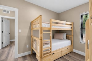 Iron/ironing board, free WiFi, bed sheets - THE VIEW STEALS THE SHOW • Shell We Fish • Private Hot Tub • Lake Taneycomo • Sleeps 10 (Branson)