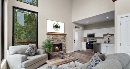 Secluded Lake Taneycomo Resort | Hot Tub, Arcade + FREE Branson Tickets • Full NFL Package