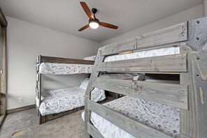 A bunk bed room with a ceiling fan and a light fixture. - Aspen Trail Retreat - Breathtaking Mountain Views! (Estes Park)