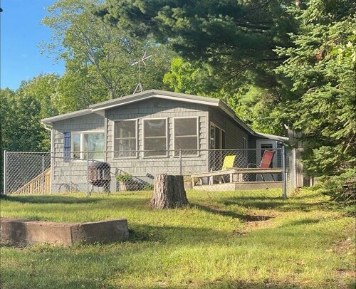 "The Beach House” On Lake Amnicon. Pet Friendly!