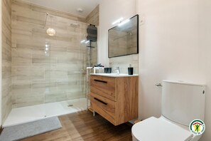Bathroom - Vrbo Property (BORDEAUX SAINT CLAIR)