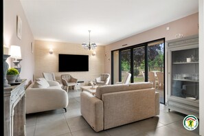 Living area - Vrbo Property (BORDEAUX SAINT CLAIR)
