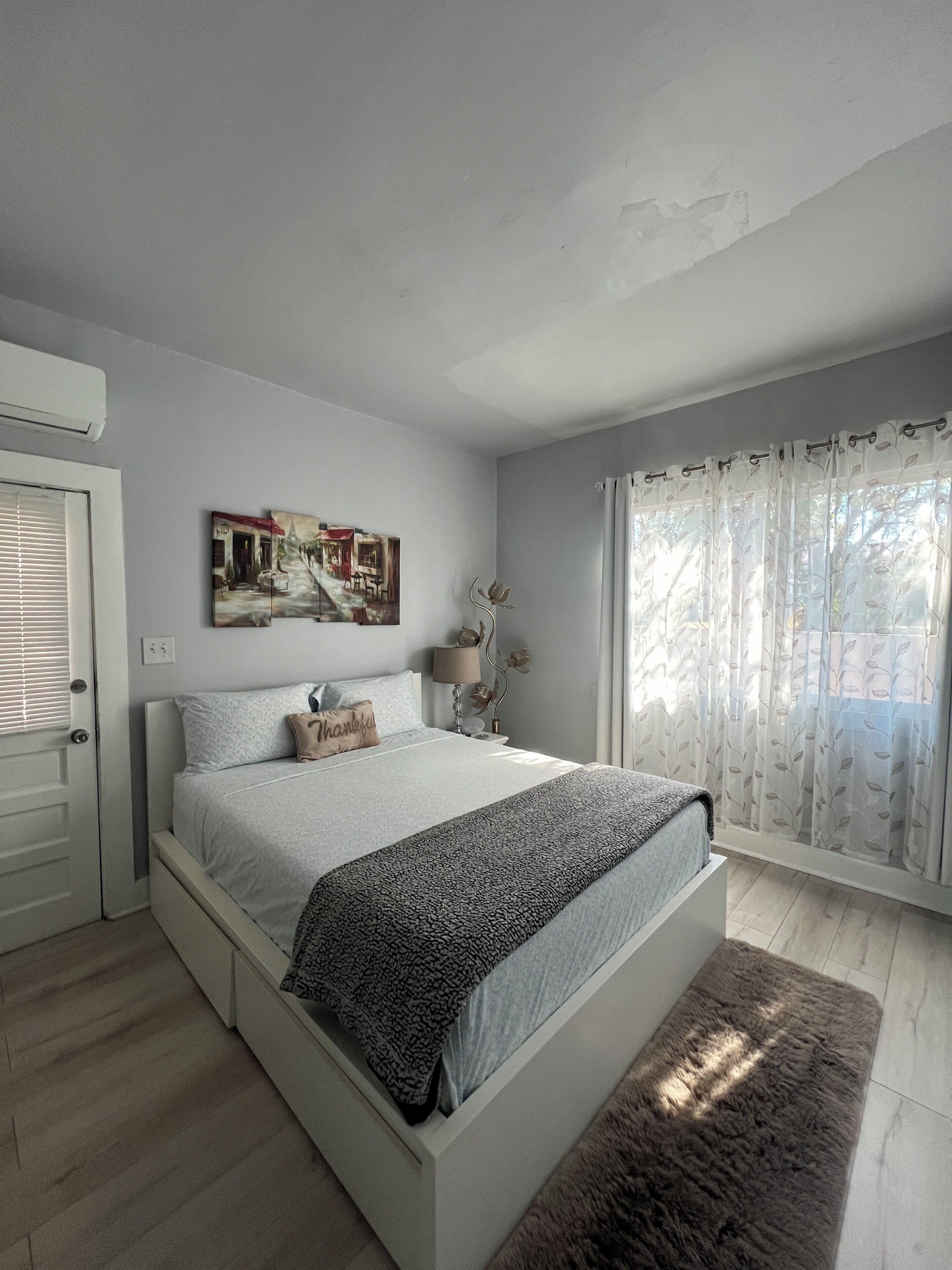 Iron/ironing board, WiFi, bed sheets