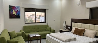 Spacious 4-bedroom house in terrific الكرك with cool AC