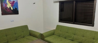 Spacious 4-bedroom house in terrific الكرك with cool AC